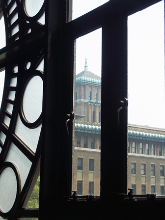 横浜開港記念館のステンドグラスの窓からキングを望む
