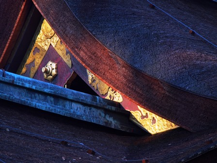 桧皮と銅の棟包み、破風板の金箔の飾り　夕陽は