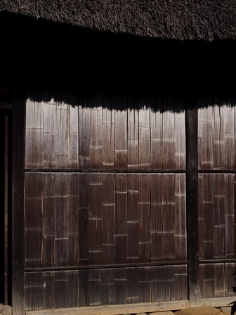 煤竹の壁に茅葺屋根の影　PC280026