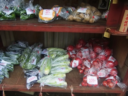 最も季節感漂うのが産直無人販売所だろう。200円のトマトは翌日は半額になる。
