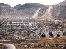 photo 日本最大級の石灰鉱山　中央は見学用バス-2